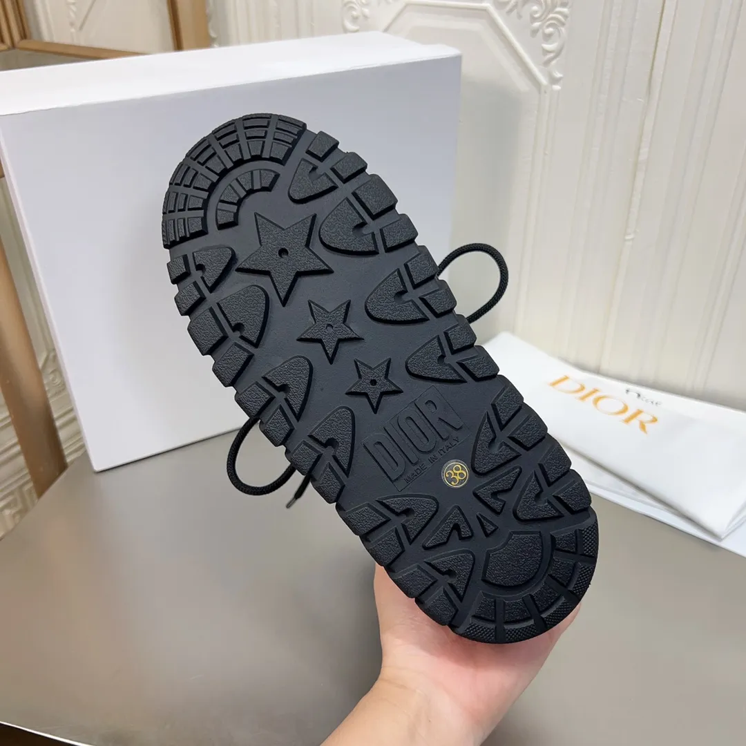 Men's shoes p600! The highest version on the market, Dior Dior's king style snow boots, ski boots, fat and cute, so cute →_→ from the DiorAlps limited series, unique. Shiny nylon Oblique print upper with criss-cross straps for an ideal fit. The technical fabric of the boot shaft, short-cut version, can be worn in the city or in the mountains. It makes the calf slimmer and taller, warm and concave. The boot shaft and sole are made of original waterproof padded lining. The embroidered fabric is original star ⭐ rubber non-slip thick sole and multi-module combination outsole. The size is 35-40. 41Customized
